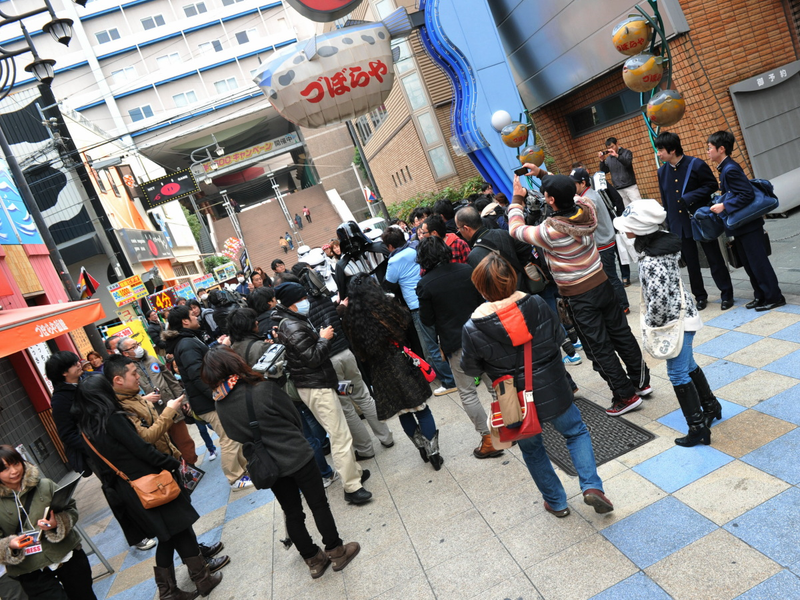 Illustration for article titled Darth Vader Invades South Osaka (Noooooooooo!)